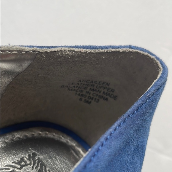 Anne Klein Blue and Black Heels with Elegant Design 3.25” Cylinder Heel 6.5M - Picture 4 of 5